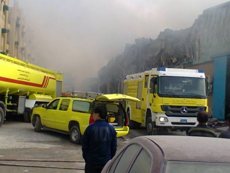 حريق كبير دمر مستودعًا في دبي (الإمارات العربية المتحدة) ، ولم يبلغ عن وقوع إصابات
