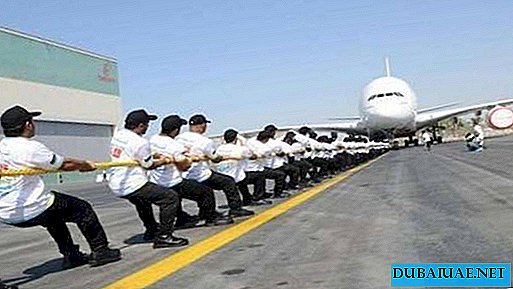 La policía de Dubai arrastró el avión más grande de 100 metros