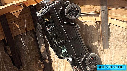 दुबई में एक कार 15 मीटर गड्ढे में गिर गई