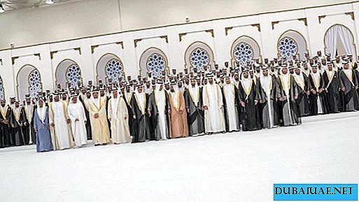 En los Emiratos Árabes Unidos, una ceremonia de boda masiva tuvo lugar inmediatamente 174 parejas