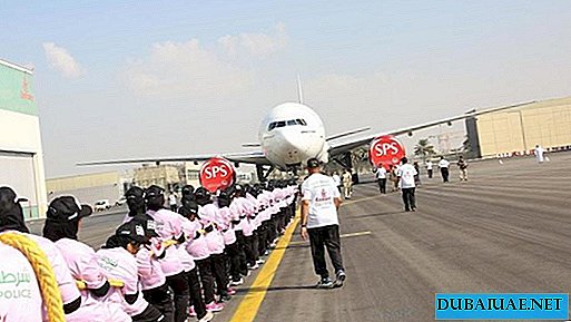 En Dubai, 77 mujeres trasladaron el avión Boeing 777