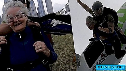 En Dubai, un turista de 82 años saltó con un paracaídas
