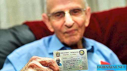 두바이의 97 세 거주자는 운전 면허증을 받았습니다