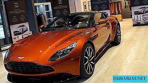 Supercar Aston Martin يقود سيارته إلى مركز تجاري في دبي