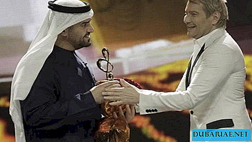 Penyanyi Emirat Hussein Al Jasmi menerima BraVo Award di Moskow