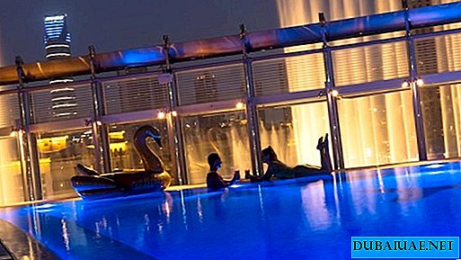 Sekarang setiap tamu Dubai memiliki kesempatan untuk mengunjungi kolam renang di Burj Khalifa