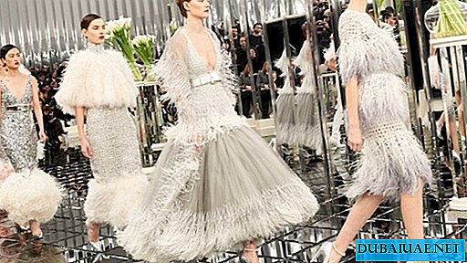 Kali ini rancangan Chanel Haute Couture diadakan melalui Glass Looking.