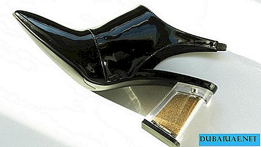 BAE'den tasarımcı Emirate Çölü'nden kumlu ayakkabılar için topuklu ayakkabı çıkardı