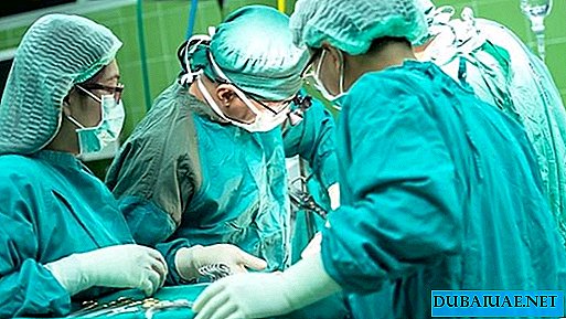UAE의 의사는 어린이를 무료로 수술합니다