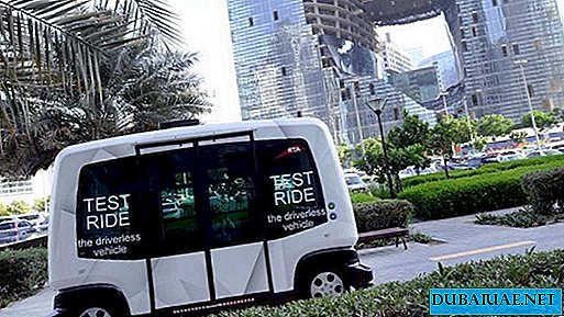 Besucher der Dubai Mall werden mit unbemannten Fahrzeugen zum Parkplatz gebracht