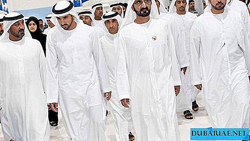 Lo sceicco Mohammed Ibn Rashid Al Maktoum visita il mercato recentemente aperto al lungomare di Dubai