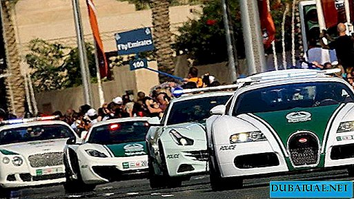 Die Polizei von Dubai wird den Fahrern kleinere Petitionen vergeben