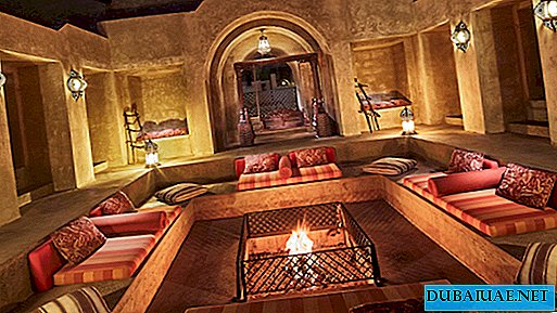 Hotel Dubai menjemput untuk makan malam di padang pasir pada Hari Valentine