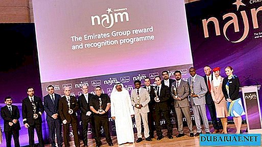Zaměstnanec společnosti Emirates Dubai Airlines byl odměněn za záchranu dítěte