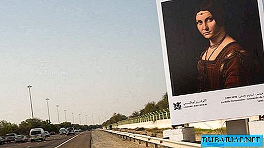 Het emiraat Louvre heeft een ongewone galerij geopend aan de zijkant van de snelweg