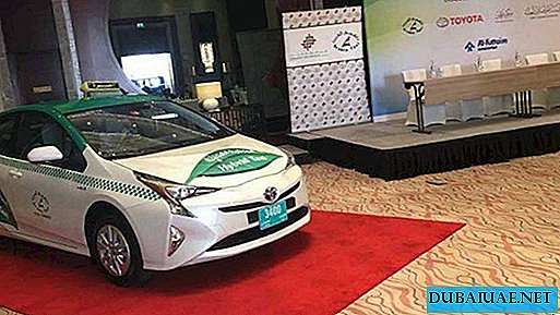 Outro serviço de táxi dos Emirados Árabes Unidos mudou para carros híbridos