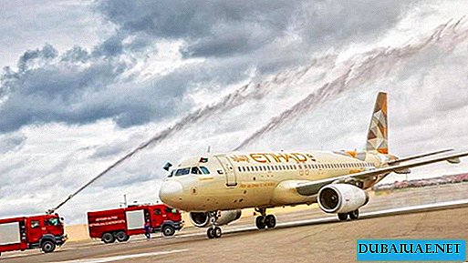 Etihad Airways meluncurkan penerbangan ke Baku