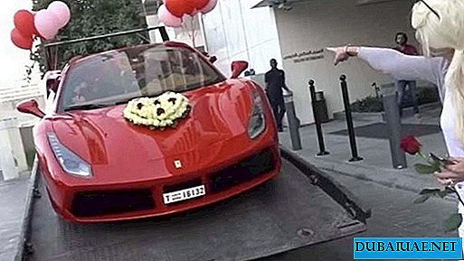 În Dubai, celebrul blogger a primit un Ziua Îndrăgostiților Ferrari și 1000 de trandafiri