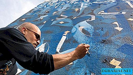 Une artiste française crée un objet d'art unique sur le quai des Emirats Arabes Unis