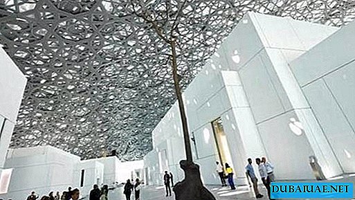 Het Louvre Abu Dhabi wordt bewaakt door de toeristenpolitie