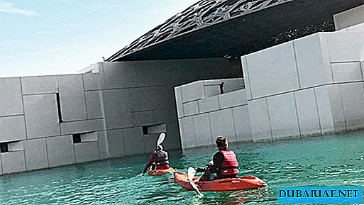 Im Louvre Abu Dhabi können Sie nachts Kajak fahren