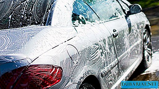 Uma lavagem de carro nos Emirados Árabes Unidos pode resultar em uma multa