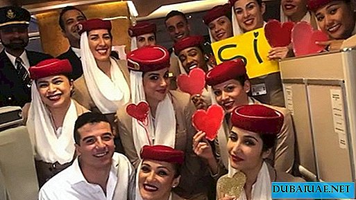 Un homme a fait une offre à un employé de la compagnie aérienne des Émirats arabes unis à bord