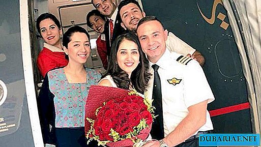 A bordo de un vuelo a Dubai, el capitán hizo una oferta a su novia.