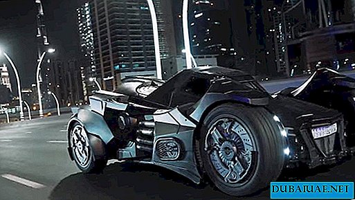 Superheld-Batmobil gesehen auf Dubai-Straßen
