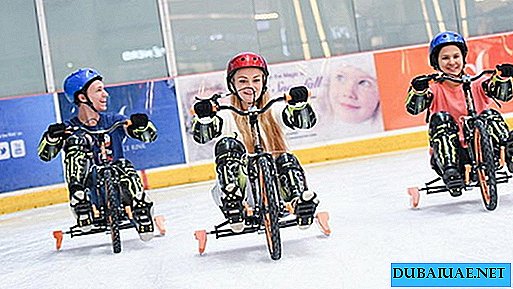 Triciclos de trineo de Dubai aparecen en la pista de patinaje principal de Dubai