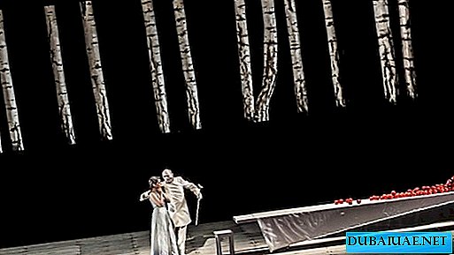 ドバイオペラの舞台では、ポーランド人がロシア語で「ユージンオネーギン」を披露します。