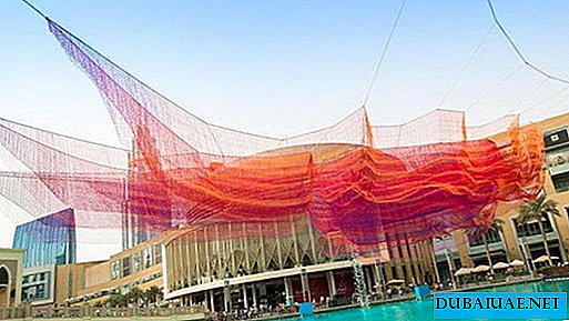Јединствена скулптура појављује се изнад водоскока у Дубаију