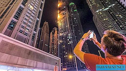 De wolkenkrabber van Dubai licht voor de derde keer op