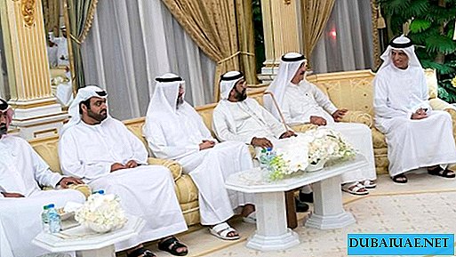 As primeiras pessoas dos Emirados Árabes Unidos se parabenizaram na capital
