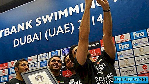 두바이의 수영 선수들이 새로운 특이한 세계 기록을 세웠습니다