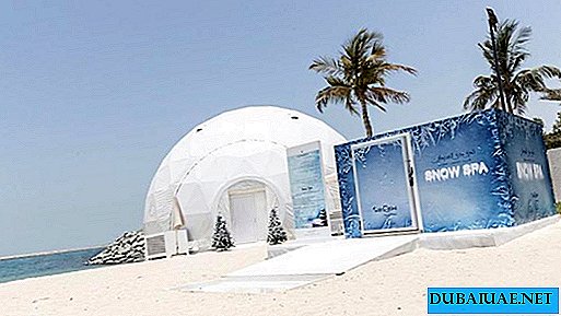 Praia de Dubai para o festival é refrigerada com uma enorme quantidade de gelo