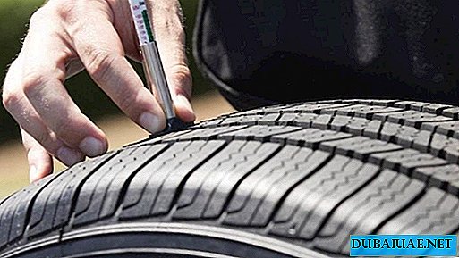 Cảnh sát Abu Dhabi cung cấp kiểm tra lốp xe miễn phí