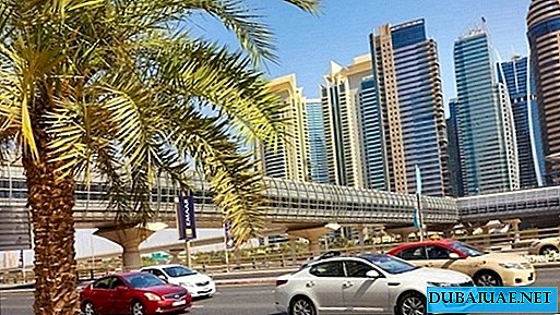 Dubajaus policija vairuotojams primena, kad jie laukia namuose