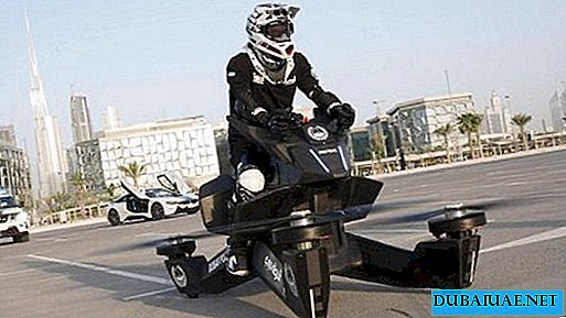 משטרת דובאי מחליפה לרוכבי אופניים רוסיים