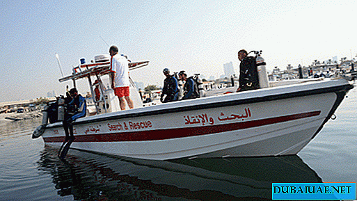 दुबई पुलिस उथले पानी में फंसे परिवार को बचाती है