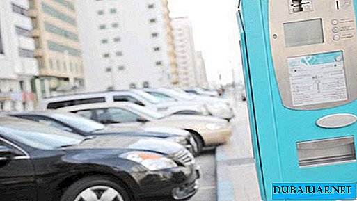 Los residentes mayores de uno de los emiratos proporcionaron estacionamiento gratuito