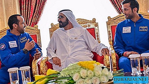 رئيس وزراء دولة الإمارات يلتقي بمرشحين لرواد الفضاء