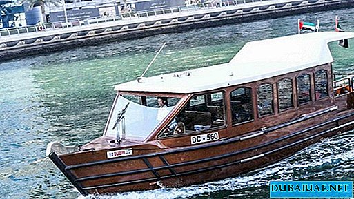 Bas sungai Dubai digantikan dengan bot-bot tradisional