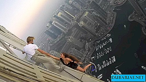 La modelo rusa, posando en el techo de un rascacielos en Dubai, enfrenta arresto
