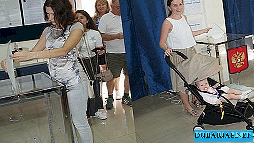 Les Russes votent activement dans un bureau de vote à Abou Dhabi