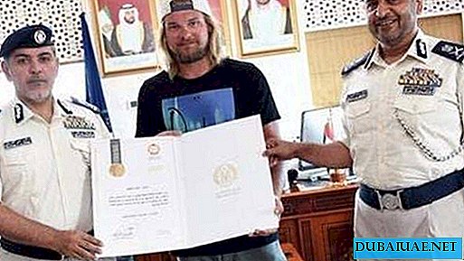 Rusas Abu Dabyje išgelbėjo emyratą nuo nuskendusio automobilio