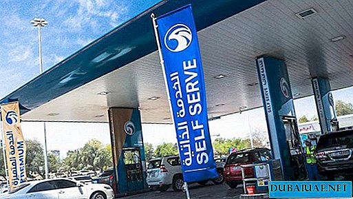 ابتداءً من يوم السبت ، سيتعين على السائقين في أبوظبي دفع رسوم إضافية مقابل الخدمة في محطة الوقود