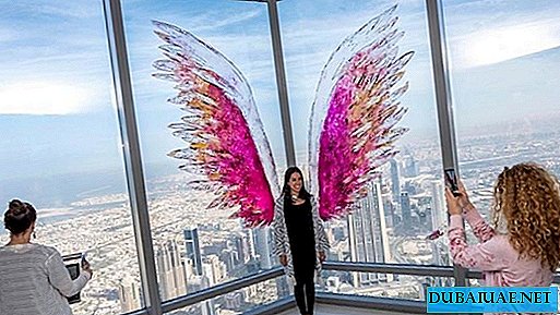 Världens högsta byggnad dekorerad med änglarvingar
