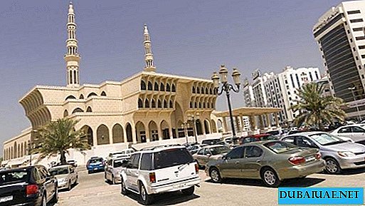 Em um dos Emirados Árabes Unidos, um estacionamento agora pode ser reservado por SMS