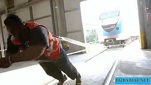 Los empleados de la Administración de Carreteras de Dubai movieron el vagón del metro por su cuenta.